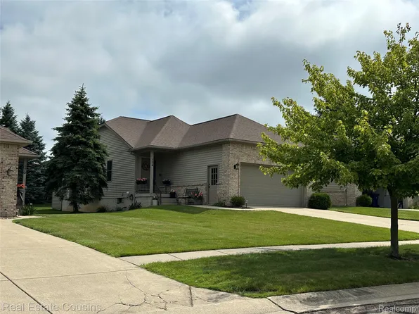 174 Creekwood Cir, Linden, MI 48451