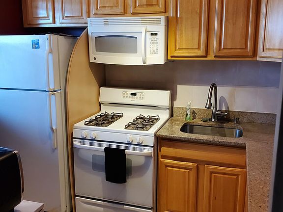 5th image of 91 Strawberry Hill Ave APT 428