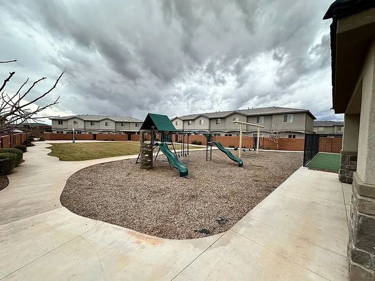 Three Bedroom Red Mountain Vista Town Home — Photo 42