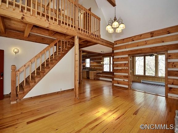 4th image of 44 Silverbell Ln