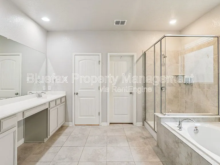 13840 Tribeca — Photo 19