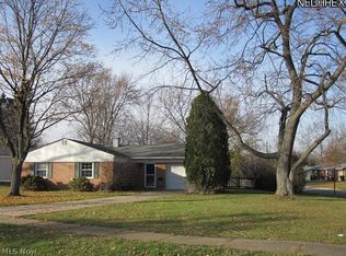 2237 Santom Rd E, Stow, OH 44224