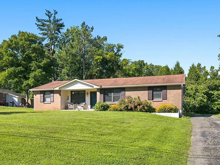 316 Lorna Dr — Photo 2