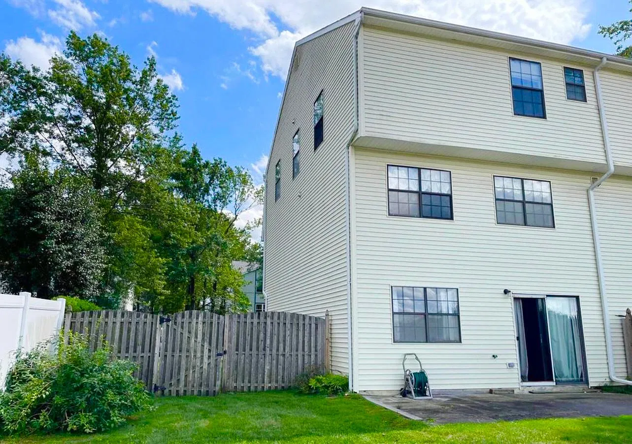 4 bed, 2077 sqft, $4,100 — Photo 4