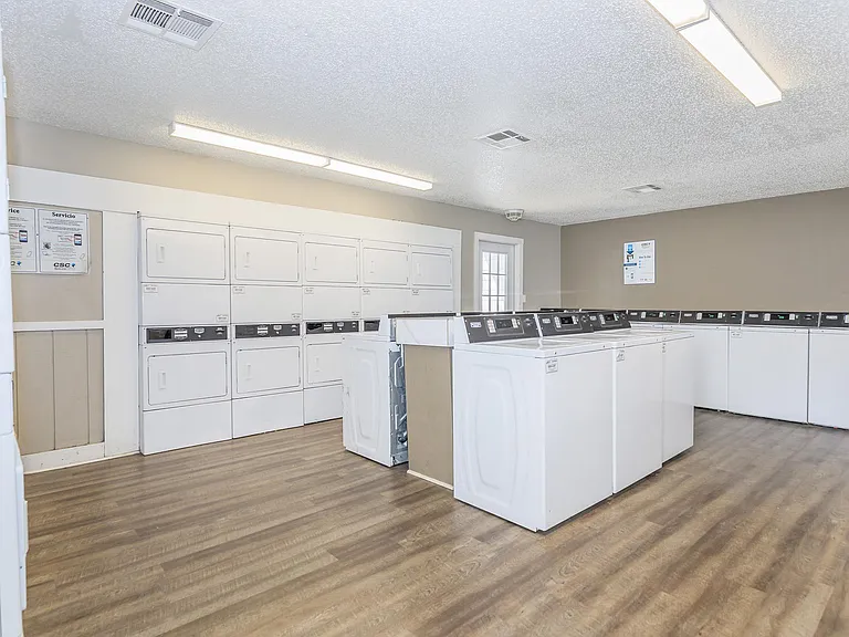 Huntington Hollow Apartments — Photo 17