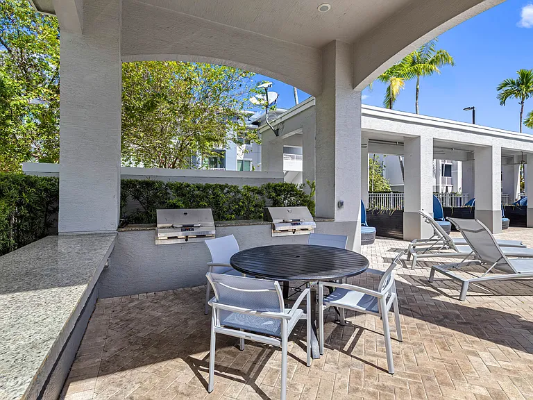 Blu on Marina Boulevard — Photo 22
