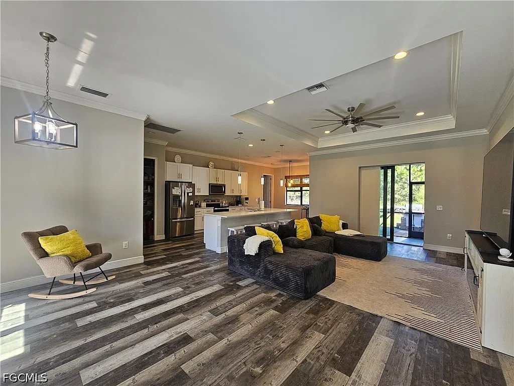 3 bed, 2.0 bath, 1632 sqft, $3,200 — Photo 3