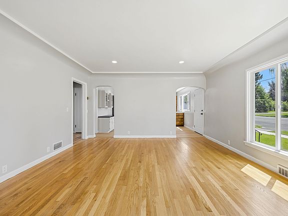 5th image of 306 W Steptoe Ave