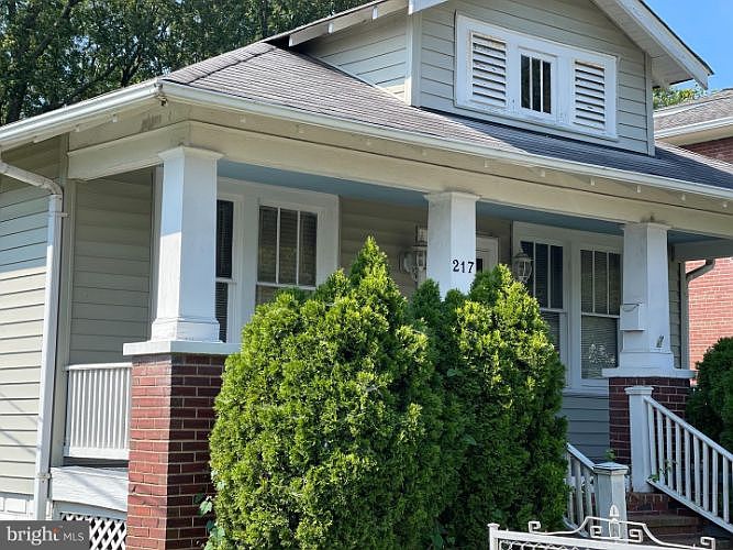 2nd image of 217 E Custis Ave
