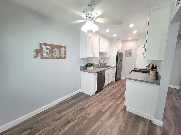 Marquis Apartments — Photo 14