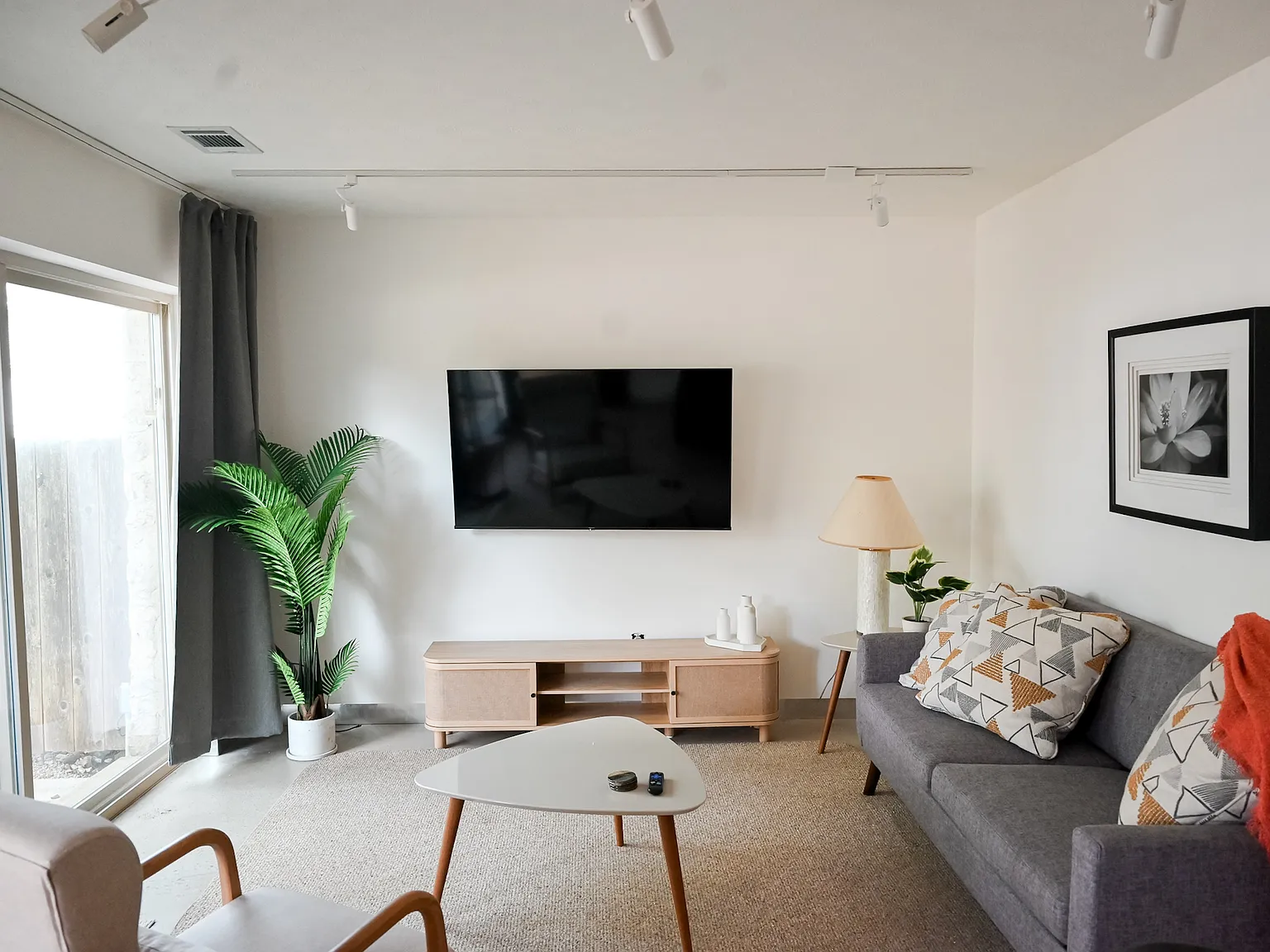 1 bed, 616 sqft, $2,100 — Photo 1