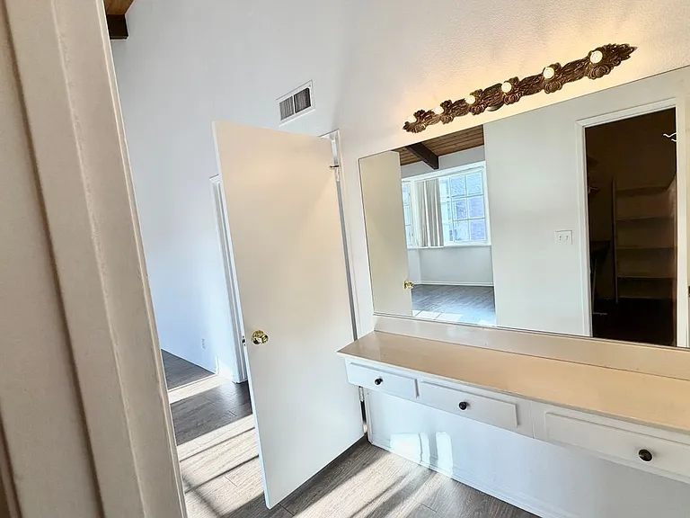 5420 Lindley Ave #21 — Photo 8