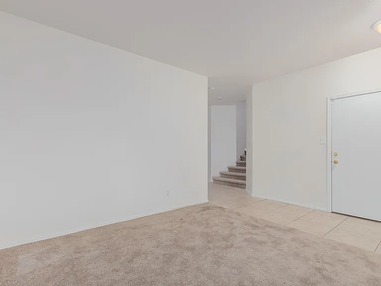 3209 W Saint Catherine Ave — Photo 2