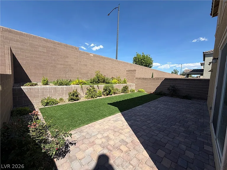 2562 Ofanto St — Photo 25