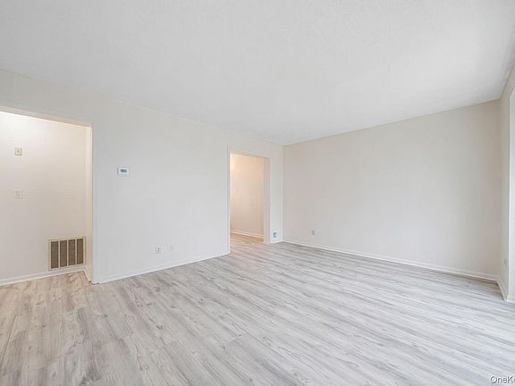 4th image of 190 Merrick Road #35