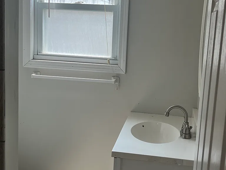 20852 Hollywood St — Photo 3