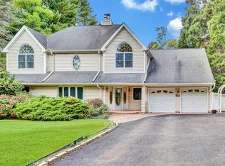 1 Oakleaf Ct, Huntington, NY 11743