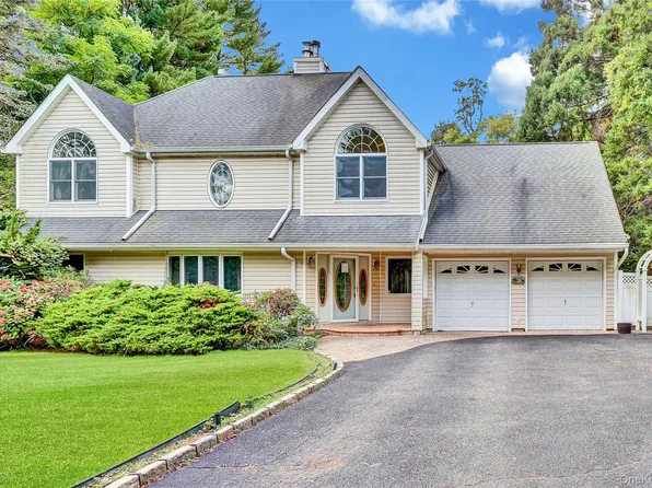 1 Oakleaf Court, Huntington, NY 11743