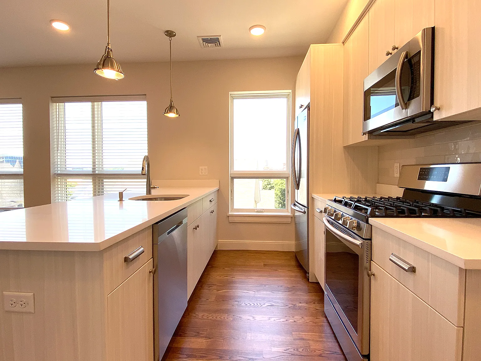 2 bed, 600 sqft, $3,800 — Photo 2