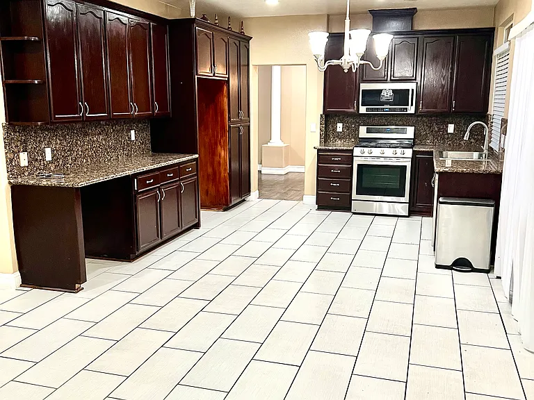 2611 Blossom Cir — Photo 11