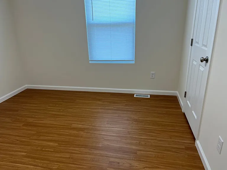 476 London Ct — Photo 17