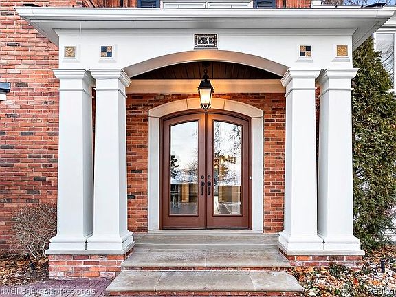 2nd image of 529 Lake Shore Rd