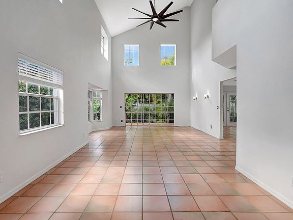 3rd image of 3221 Carriage Cir
