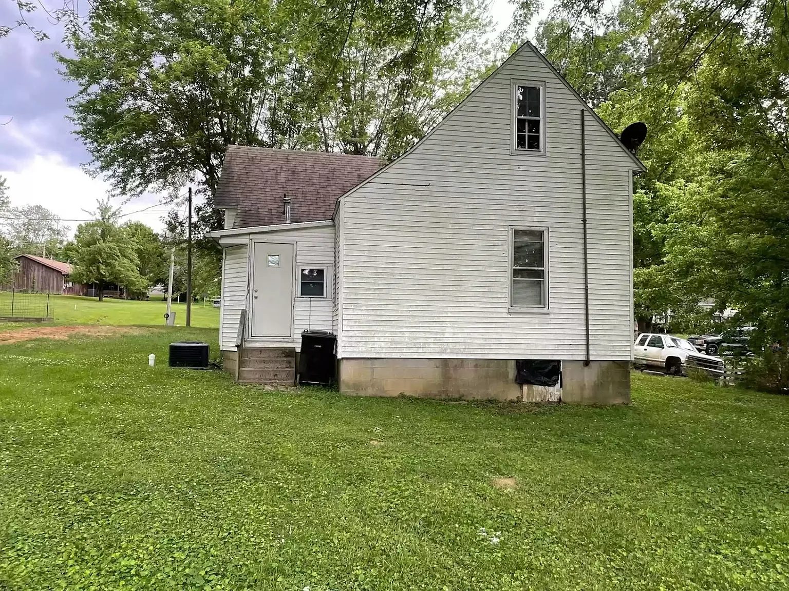 223 Clara Street — Photo 3