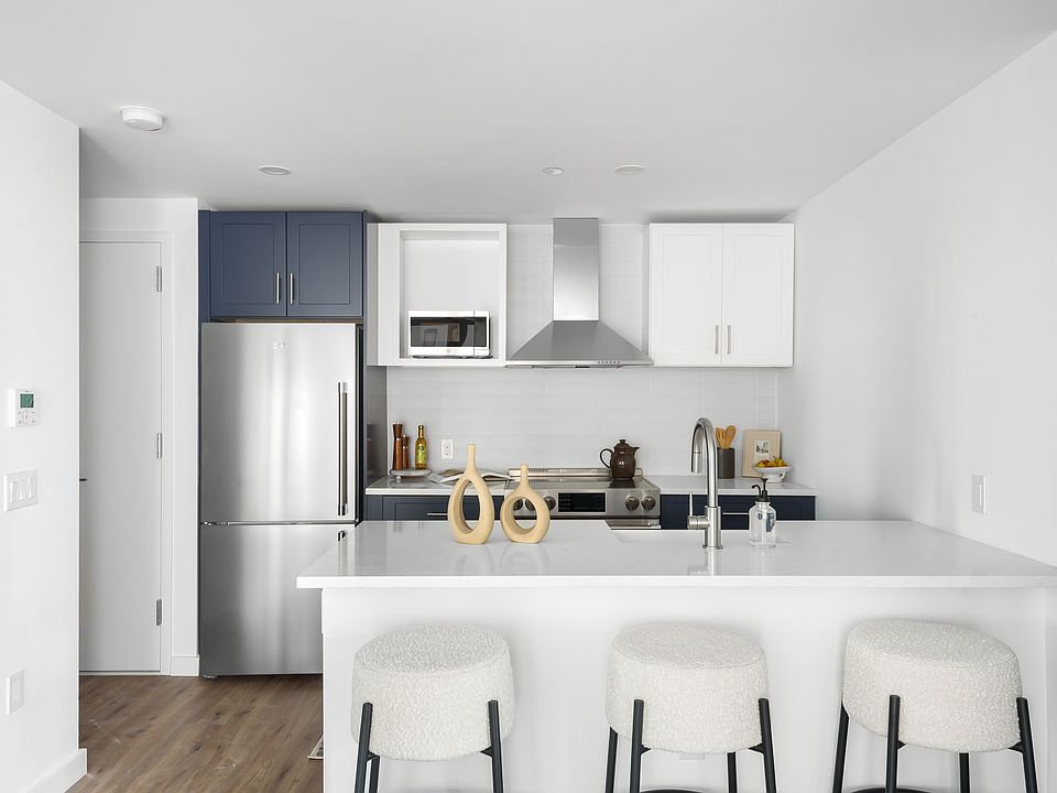 1st image of 540 Graham Ave #202