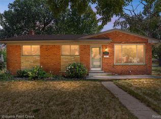 21414 Hillside Dr, Clinton Township, MI 48035
