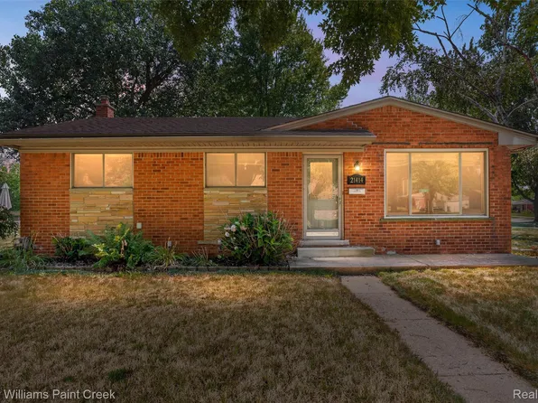 21414 Hillside Dr, Clinton Township, MI 48035