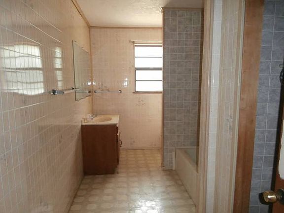3rd image of 2440 52nd Ave NE