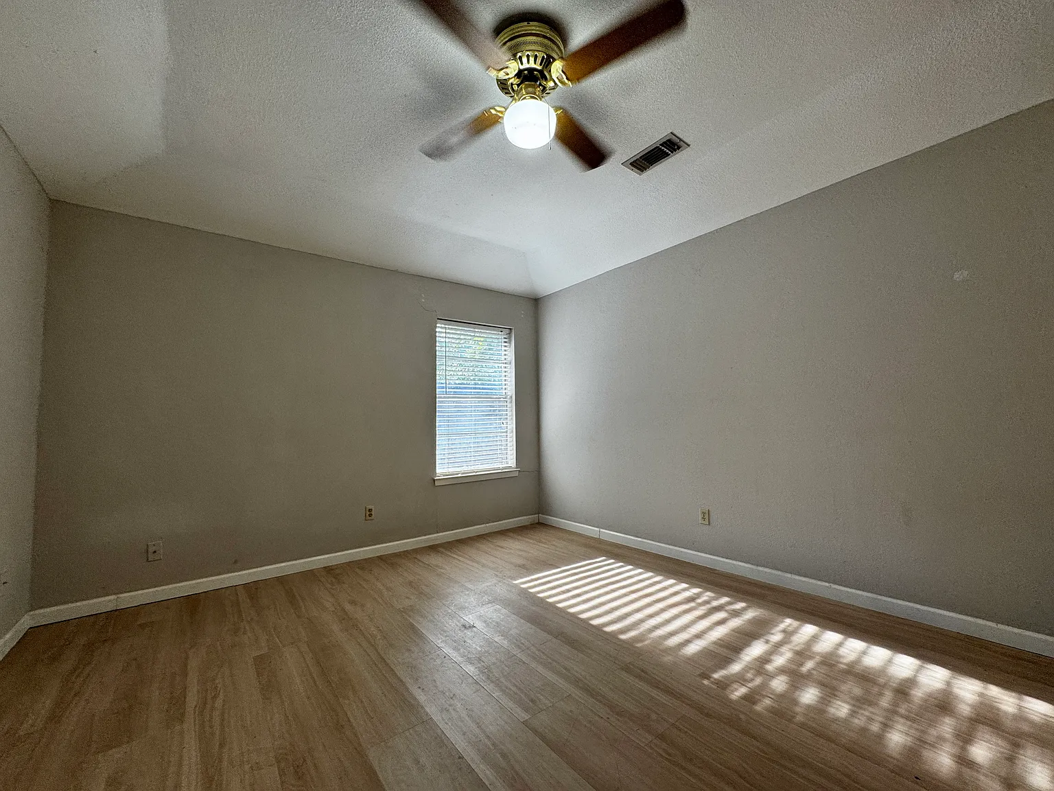 2 bed, 989 sqft, $1,950 — Photo 4
