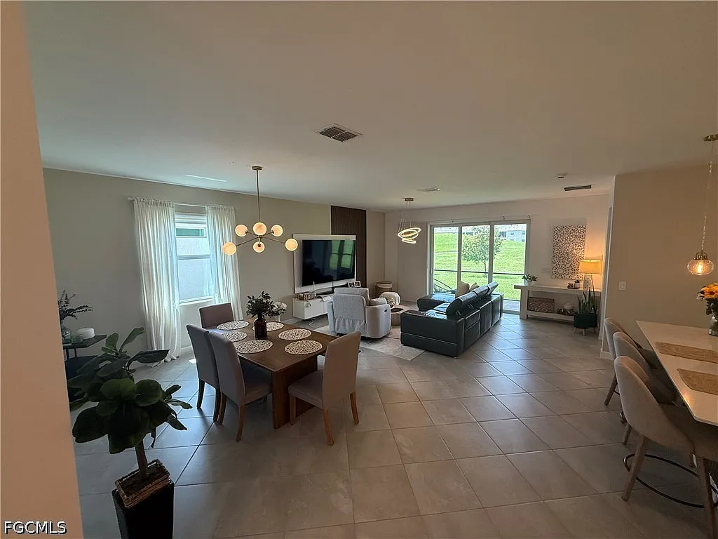 4 bed, 3.0 bath, 2032 sqft, $2,290 — Photo 3