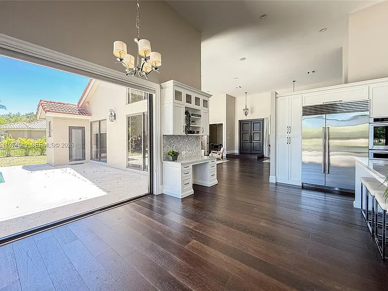 400 Alexandra Cir — Photo 14