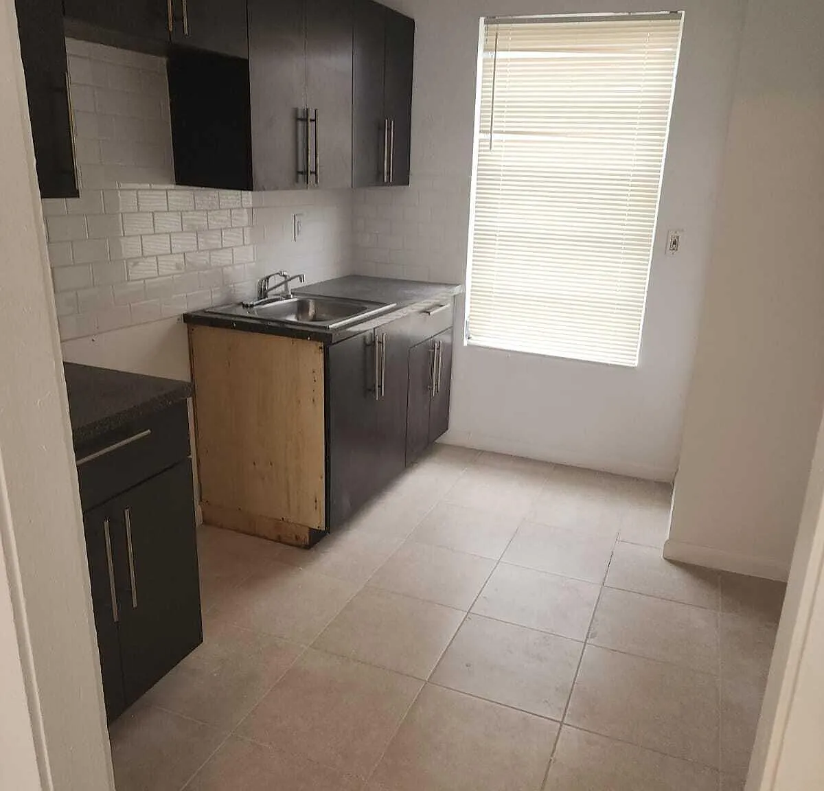 2 bed, 1.0 bath, 2366 sqft, $1,750 — Photo 3