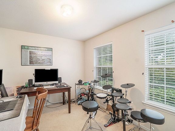 3rd image of 1327 Primrose Dr
