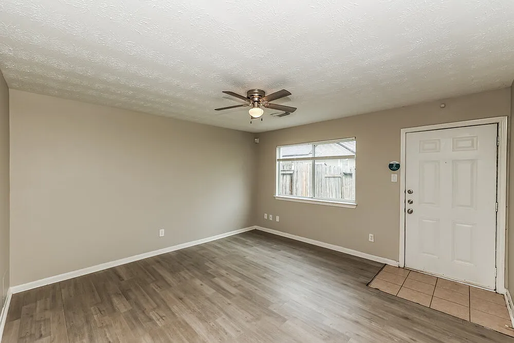 3 bed, 2.0 bath, 1676 sqft, $2,030 — Photo 4
