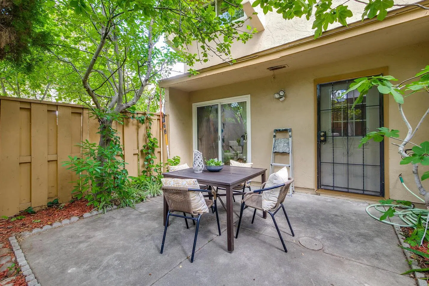 2 bed, 1.5 bath, 1136 sqft, $3,600 — Photo 2