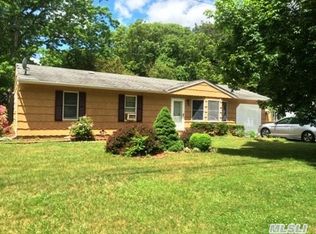 9 5th St, Moriches, NY 11955