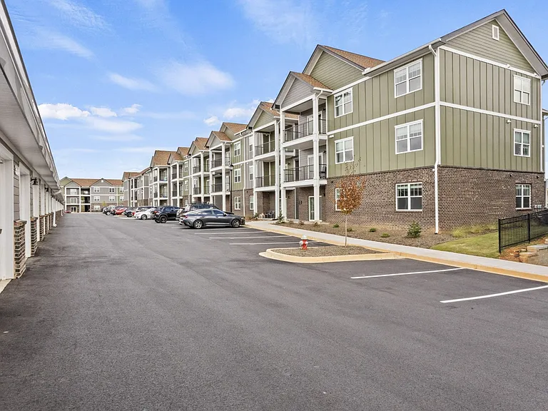 The Grande at Geyser Falls Luxury Apartments — Photo 29