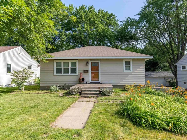 1207 W 9th St, Cedar Falls, IA 50613