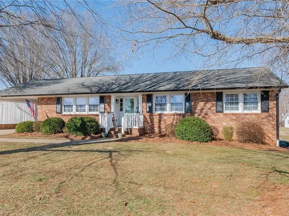 261 Willowcrest Dr, Winston Salem, NC 27107