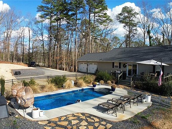 2nd image of 430 Valley Rd