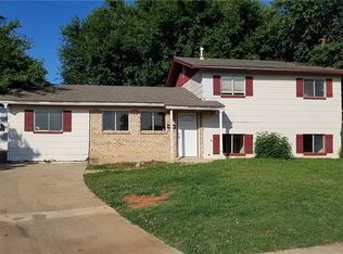 2416 Piccadilly Cir, Moore, OK 73160