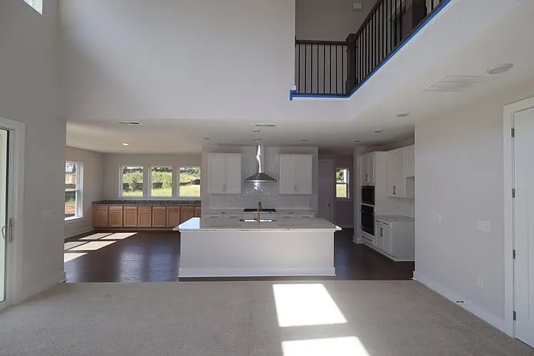 5 bed, 3361 sqft, $3,250 — Photo 2
