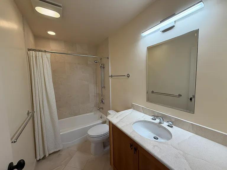 Lower level full bath.