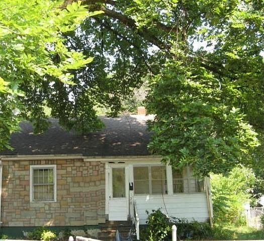 1st image of 120 Courtney Ave NE