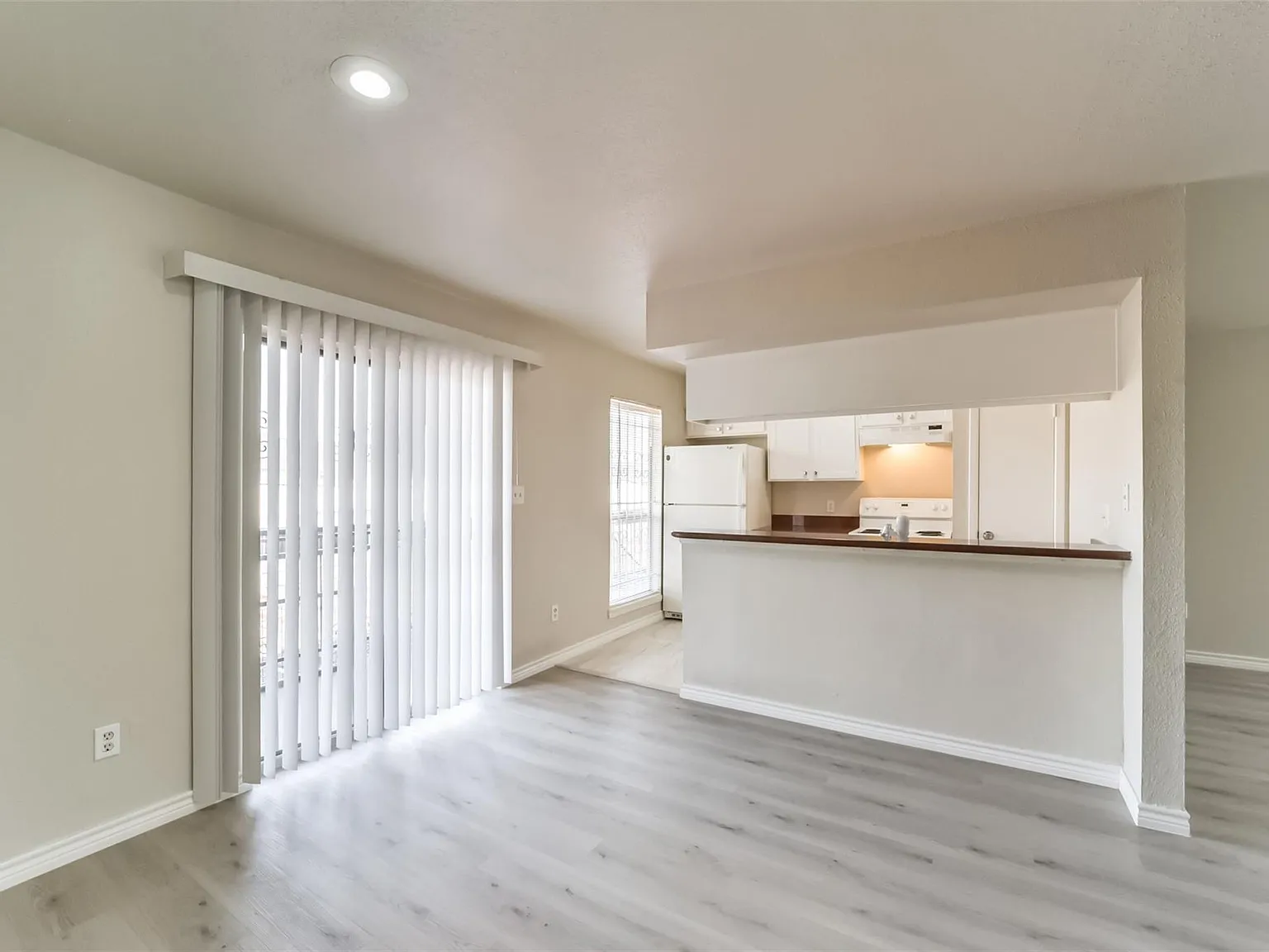 2 bed, 2.0 bath, 1078 sqft, $1,345 — Photo 2
