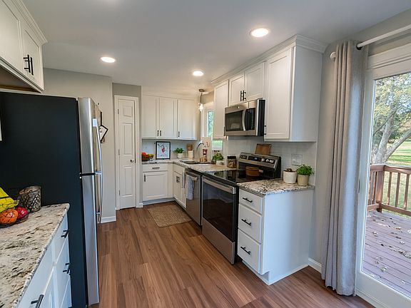 Ample kitchen space to cook and eat